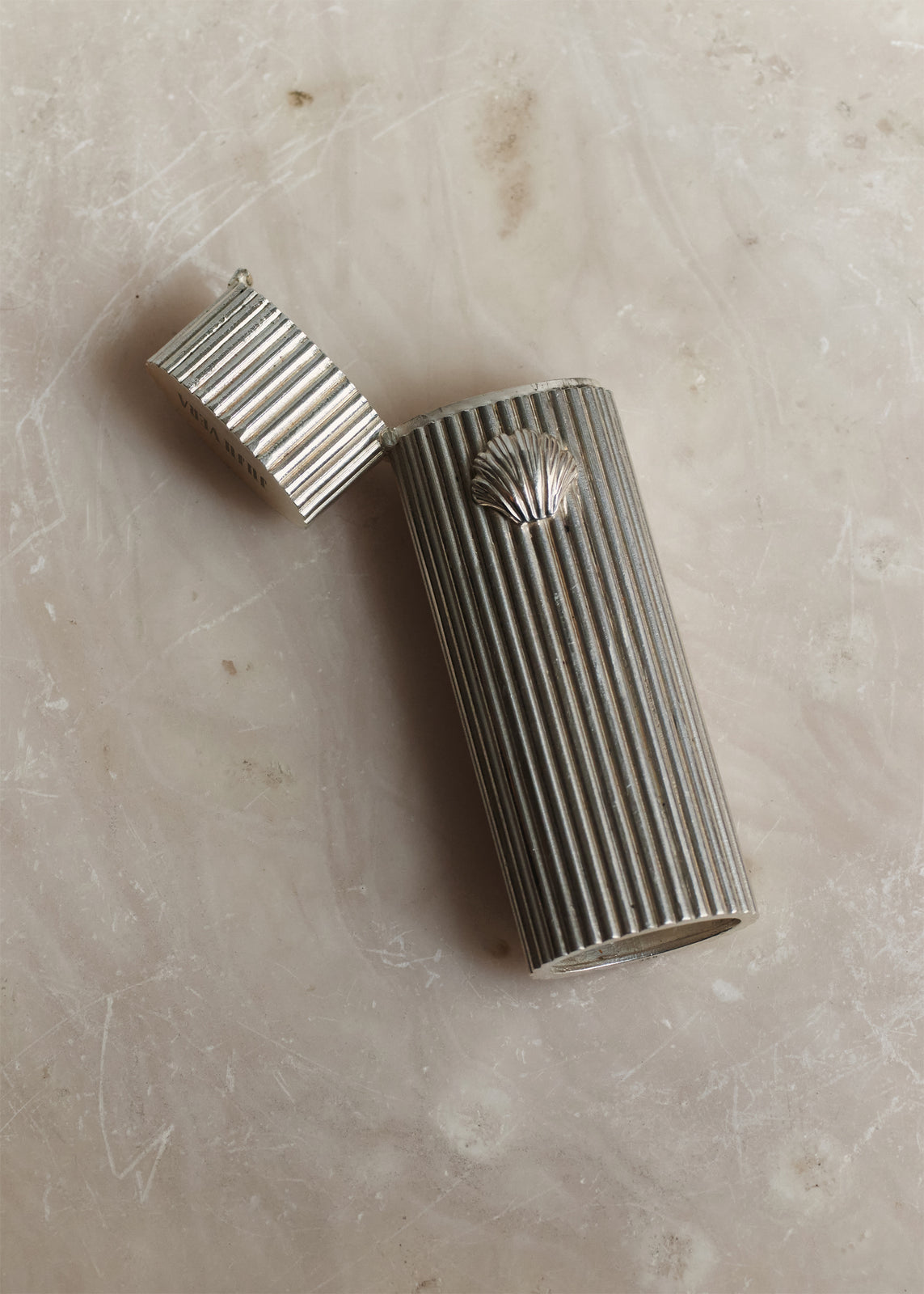 SHELL LIGHTER CASE in Silver