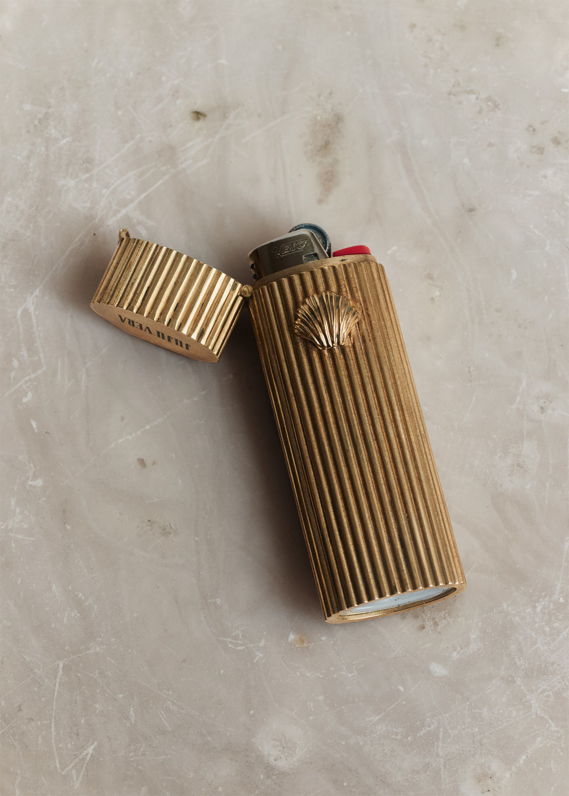 SHELL LIGHTER CASE IN GOLD